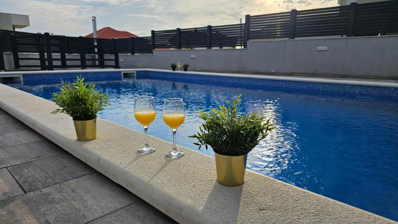 Apartments Pool Villa Aldura Novalja Exterior photo